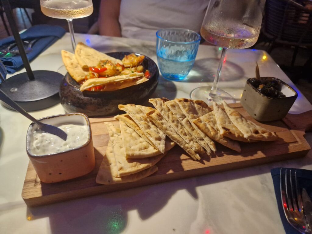 Restaurant Bubbles Bonaire Flatbread met tzatziki en olijven