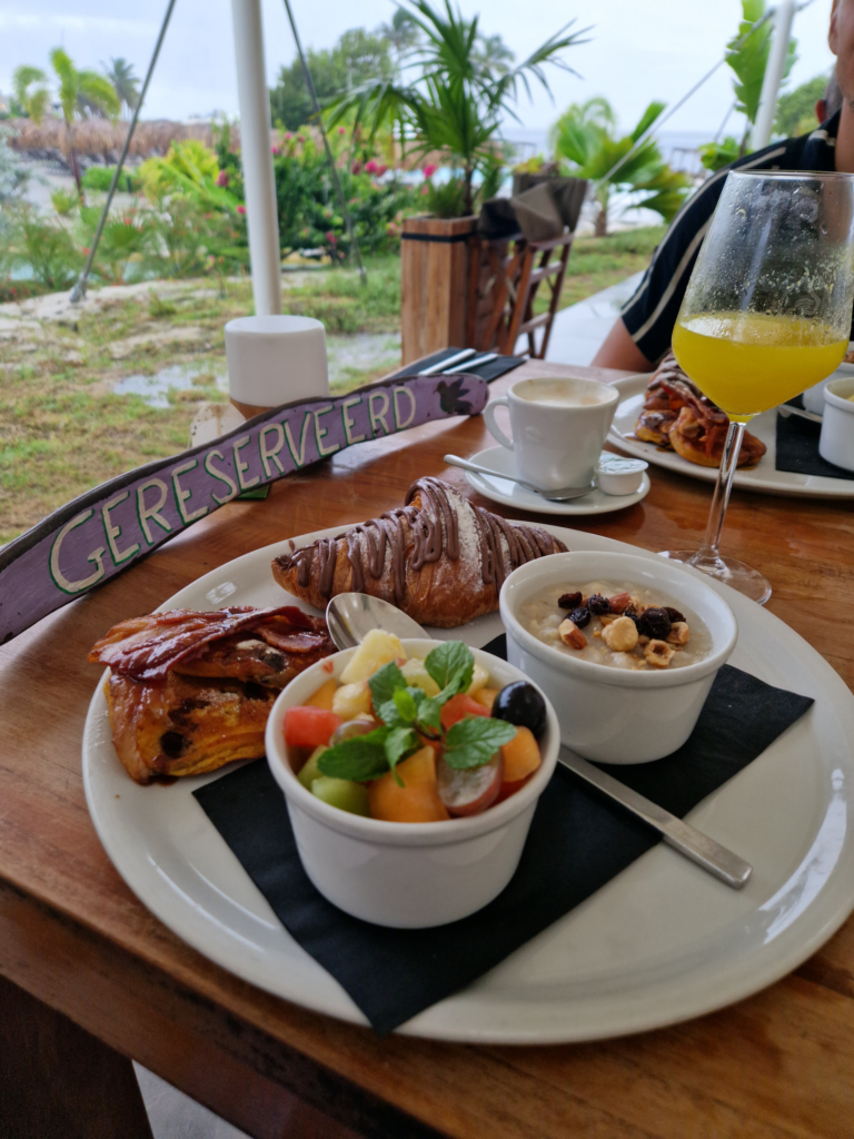 cocktails op bonaire chogogo resort ontbijt